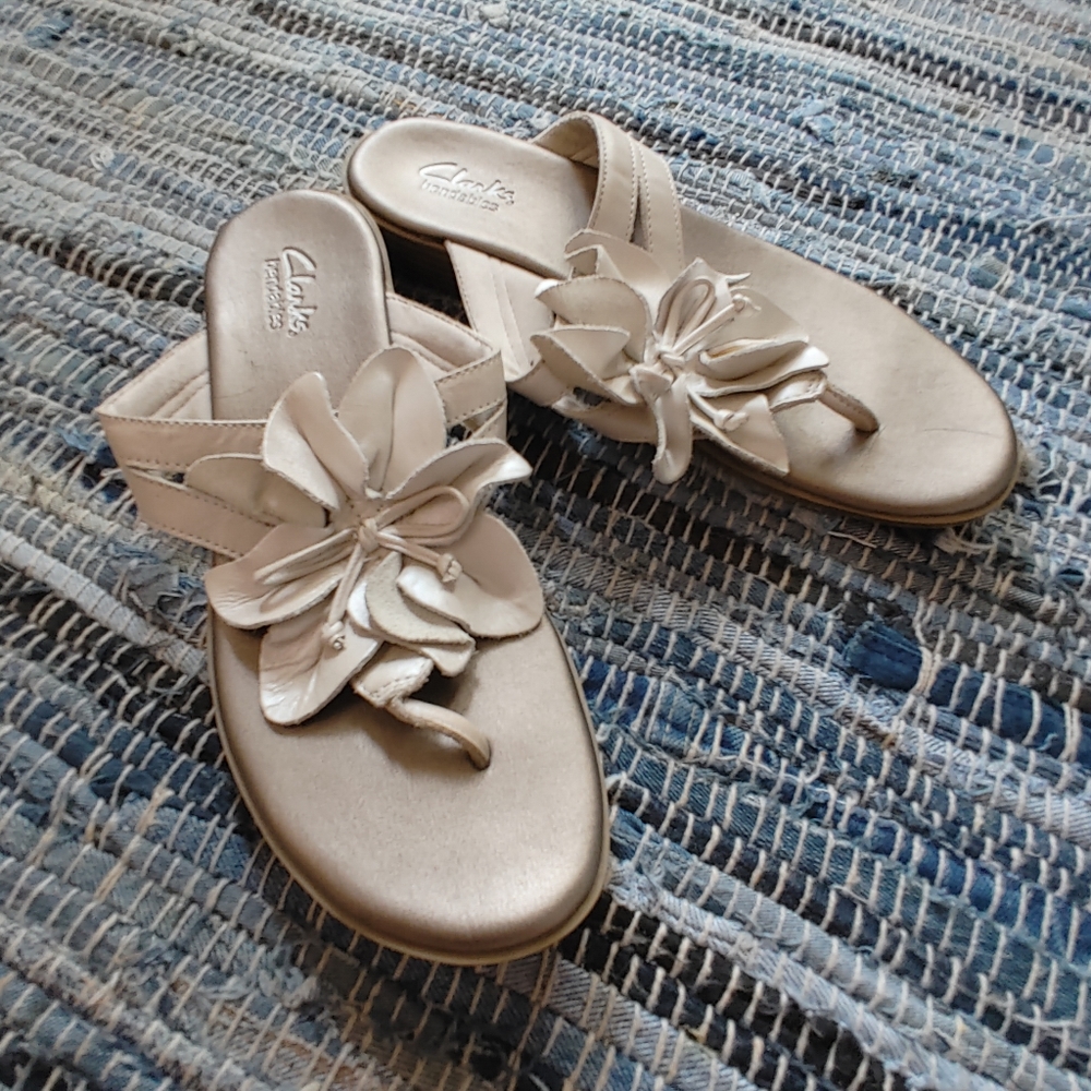 Clarks white leather micro wedge sandals with flower size 7.5